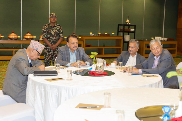 बजेट तयारीका लागि पूर्वअर्थमन्त्रीहरूसँग अर्थमन्त्री महतले गरे छलफल